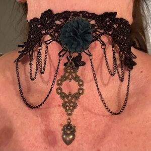 Vintage 1970’s Victorian Style Boho Lace Floral Heart Choker Necklace